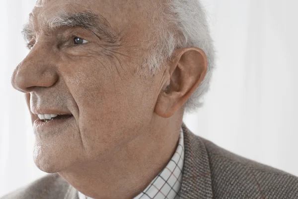 Uomo che distoglie lo sguardo — Foto Stock