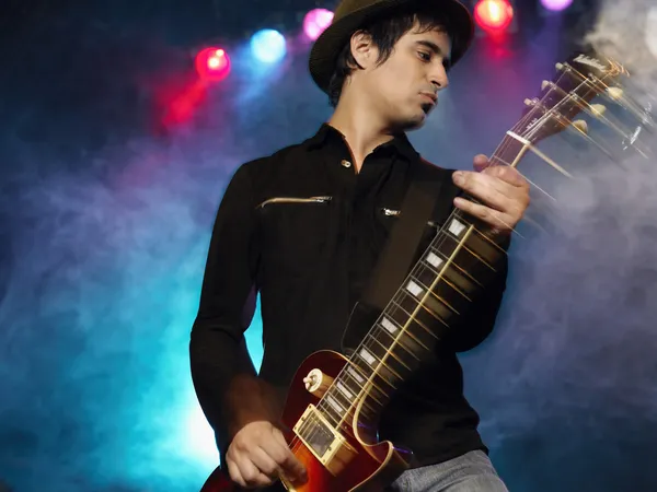 Rockový kytarista na scéně — Stock fotografie