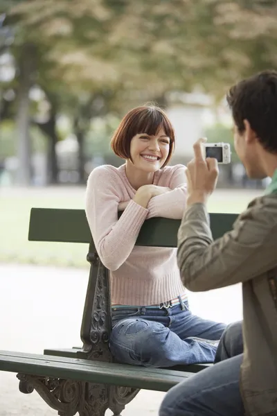 Adamın fotoğrafını gülümseyen kadın — Stok fotoğraf