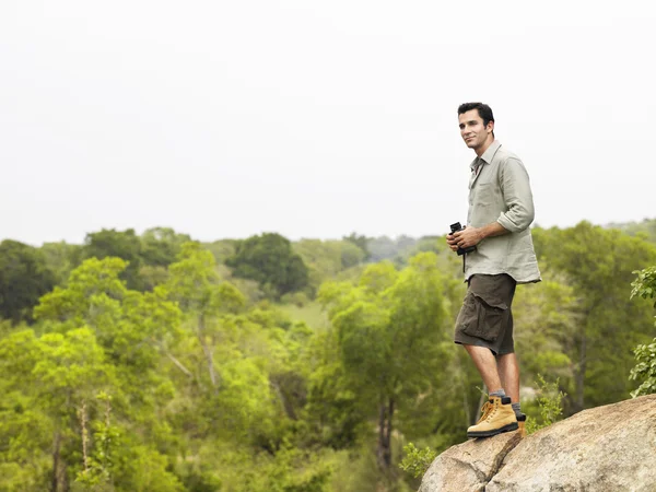 Hombre de pie sobre roca —  Fotos de Stock