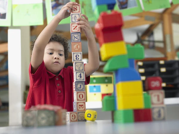 Garçon jouer avec des blocs d'alphabet — Photo