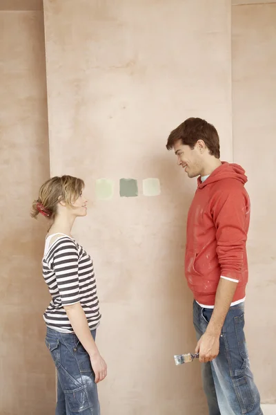 Couple Deciding Between Paint Colors — Stock Photo, Image