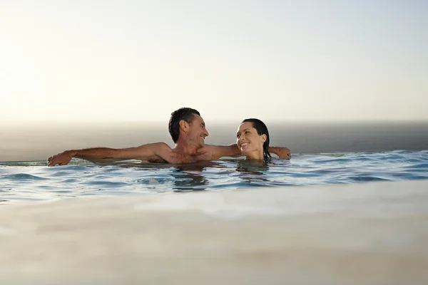 Couple en piscine — Photo