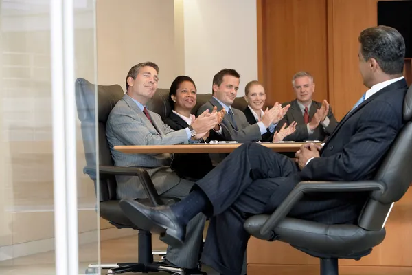 Mensen uit het bedrijfsleven applaudisseren in office vergadering — Stockfoto