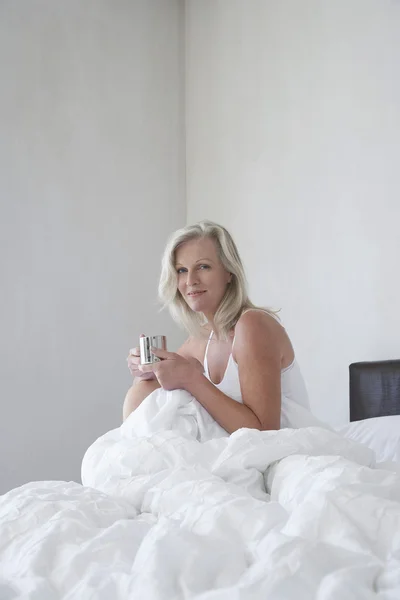 Mujer disfrutando de una bebida —  Fotos de Stock