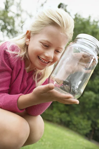 Flickan tittar på Grasshopper — Stockfoto