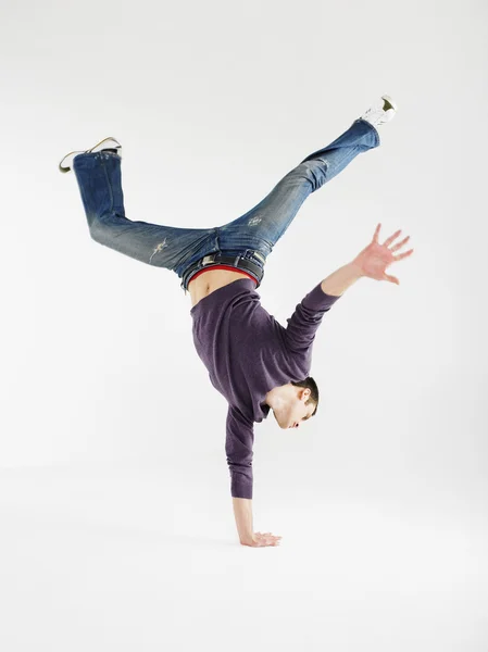 Man doing one handed handstand — Stock Photo, Image