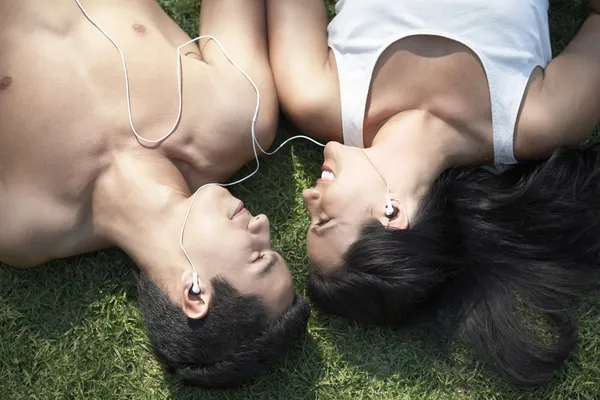 Casal ouvindo MP3 player — Fotografia de Stock