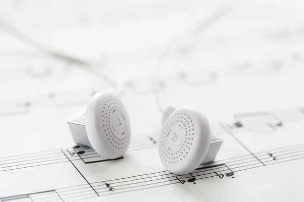Partituras e fones de ouvido — Fotografia de Stock