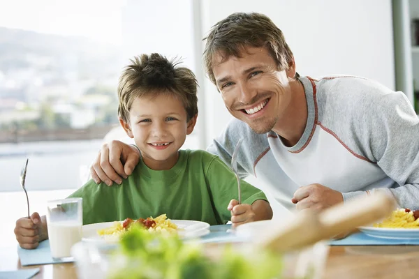 Baba ve oğul bir yemek — Stok fotoğraf