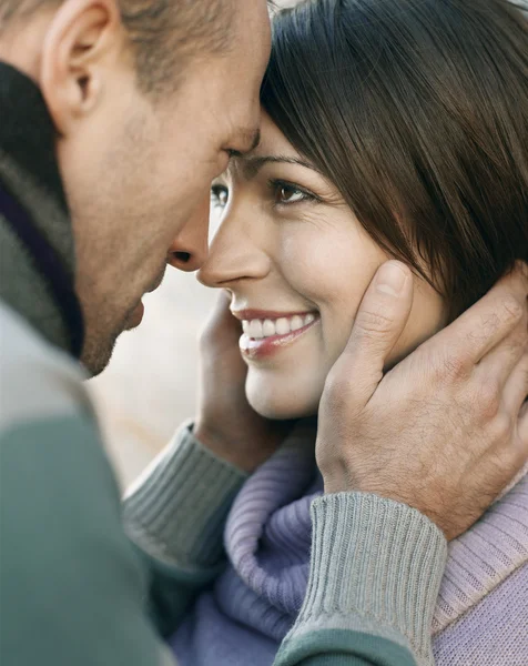 Casal olhando nos olhos — Fotografia de Stock