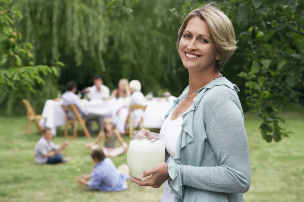 Frau hält Limonade bei Familienpicknick — Stockfoto