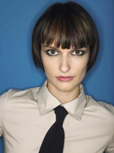 Mujer usando corbata — Foto de Stock