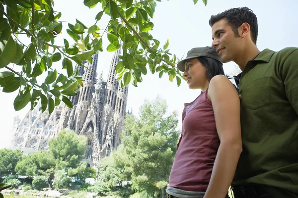 Paar genießt Aussicht in Barcelona — Stockfoto