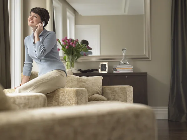 Vrouw praten op mobiele telefoon — Stockfoto