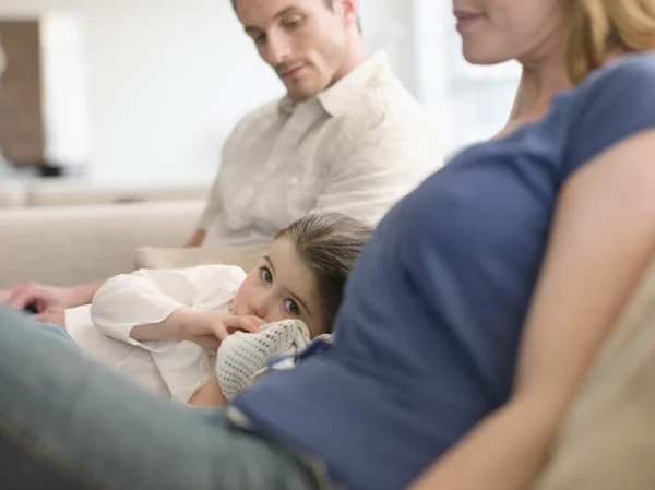 Meisje rusten op sofa — Stockfoto