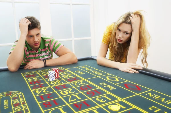 Uomo e donna che perdono sul tavolo della roulette — Foto Stock