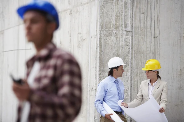 Manager und Arbeiter auf der Baustelle — Stockfoto