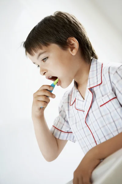 Pojke borsta tänderna — Stockfoto