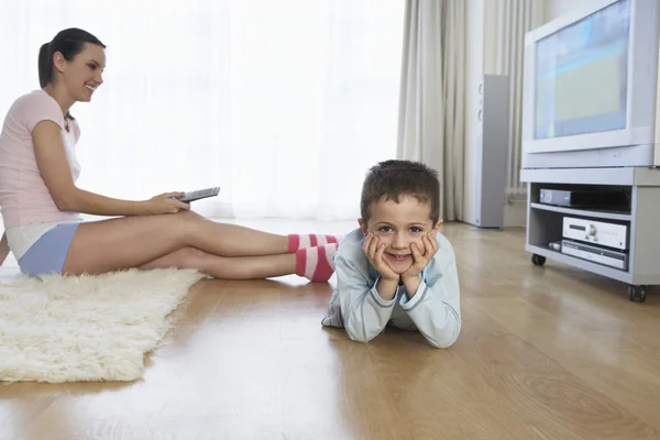 Frau schaut mit Sohn fern — Stockfoto