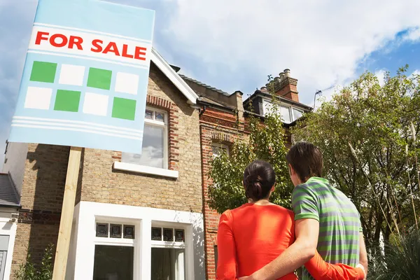 Pareja comprando casa juntos — Foto de Stock