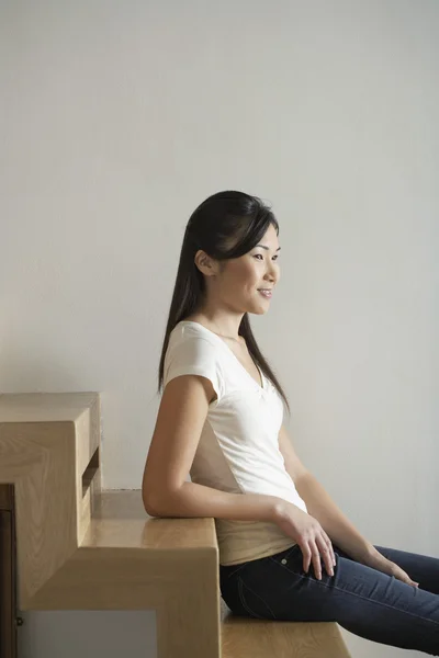 Kvinna sitter på trätrappa — Stockfoto