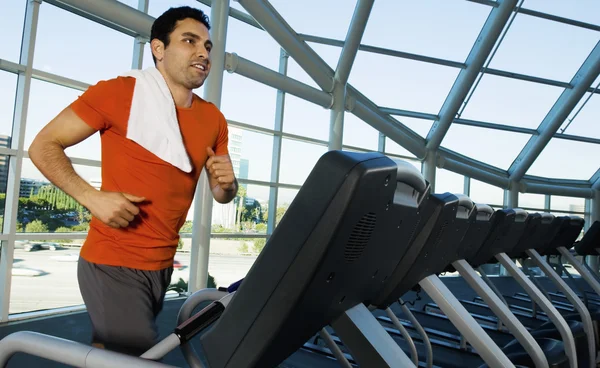 Hombre corriendo en la cinta — Foto de Stock