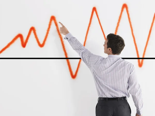 Empresarios mirando gráfico —  Fotos de Stock