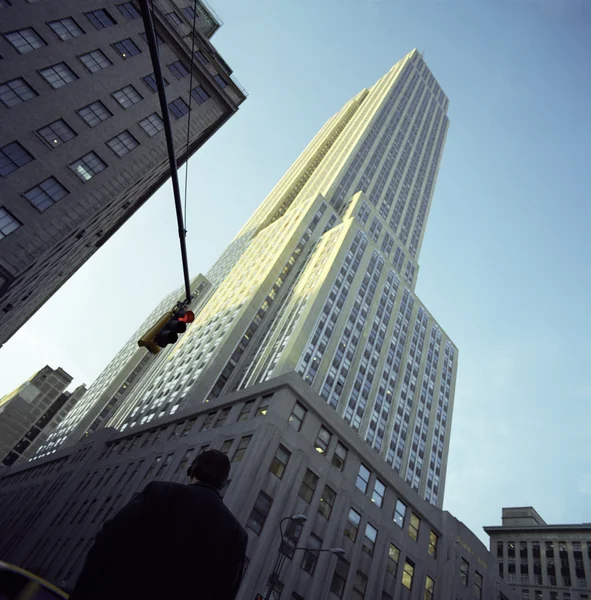 Hombre caminando por Empire State Building — Foto de Stock