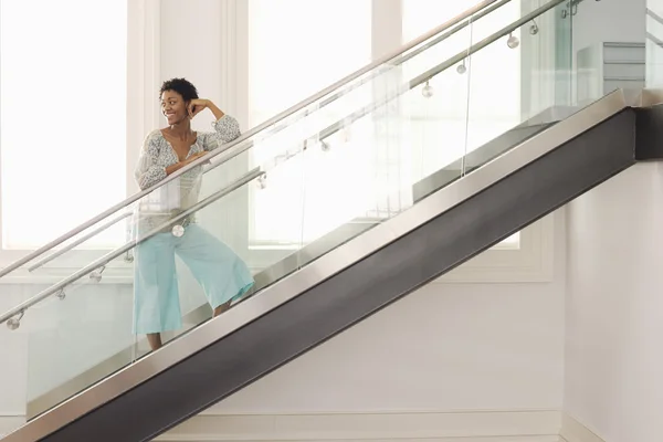 Frau auf Treppe — Stockfoto