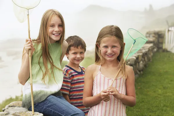 Kinder mit Fischernetzen — Stockfoto
