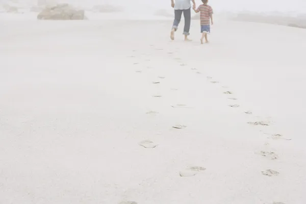 Pai e filho andando na praia — Fotografia de Stock