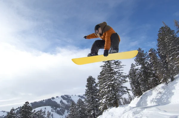 Человек на сноуборде — стоковое фото