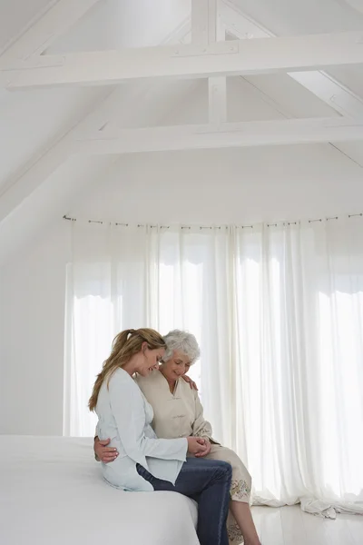 Madre e hija sentadas — Foto de Stock