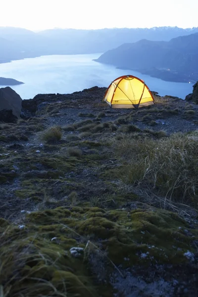 Tent op de oever van het meer in de schemering — Stockfoto