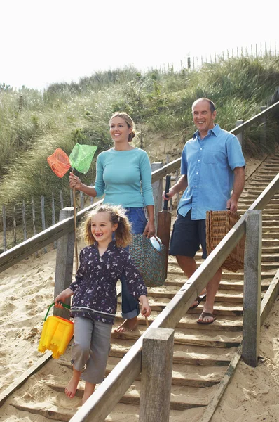 Familia caminando a la playa — Foto de Stock