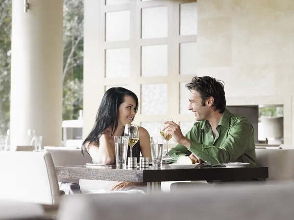 Paar im Restaurant — Stockfoto