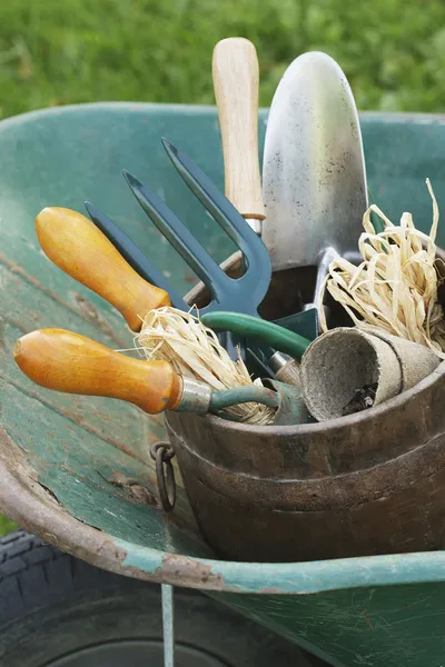 Carretilla con herramientas de jardinería — Foto de Stock