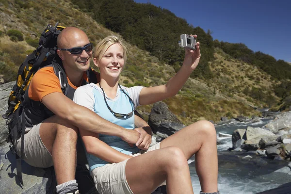 Man knuffelen vrouw door rivier — Stockfoto