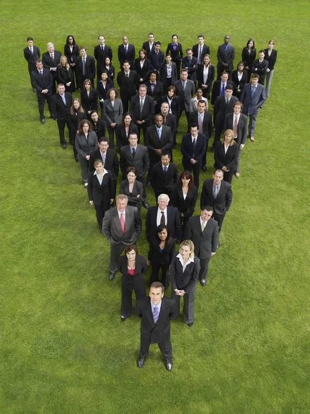 Επιχειρηματίες που στέκεται στο σχηματισμό τριγώνου — Φωτογραφία Αρχείου