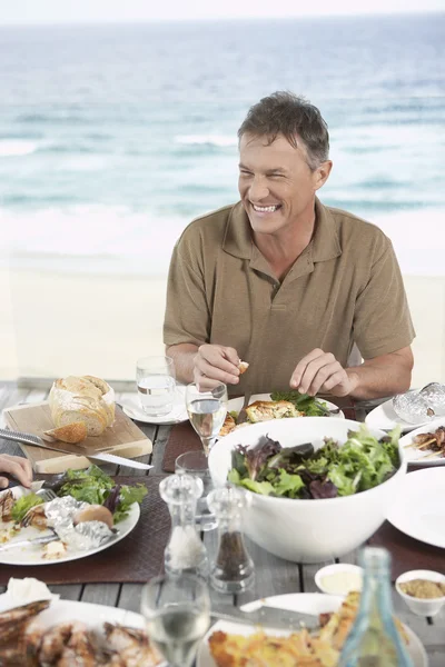 Mann isst Mahlzeit — Stockfoto