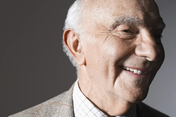 Hombre sonriendo en el estudio — Foto de Stock