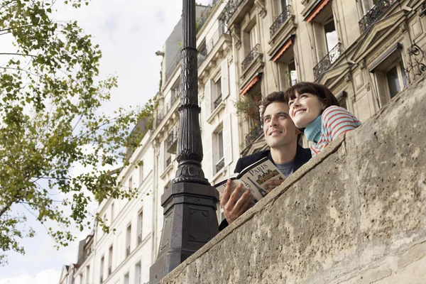 Casal de turismo em Paris — Fotografia de Stock