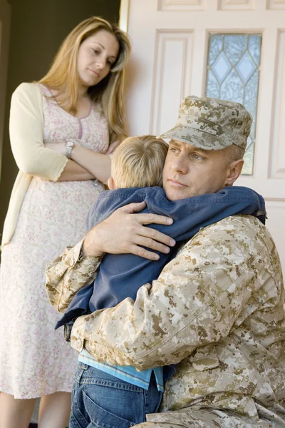 Солдат обнимает — стоковое фото