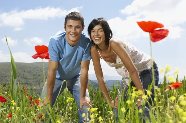 Couple debout dans la prairie — Photo