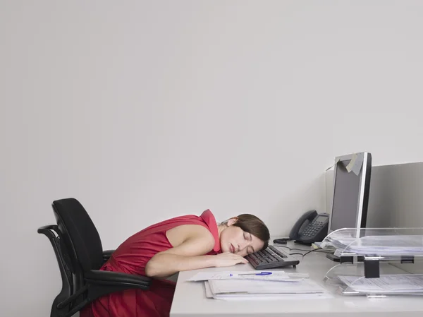 Trabalhadora do escritório dormindo na mesa — Fotografia de Stock