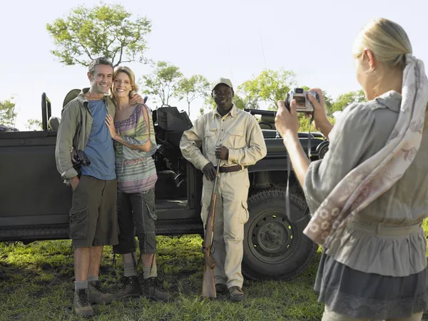 Par och safari guide poserar — Stockfoto