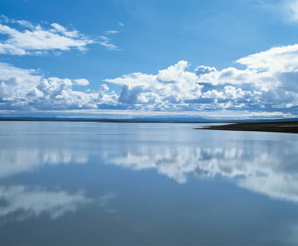 Nuvens que refletem sobre a água — Fotografia de Stock