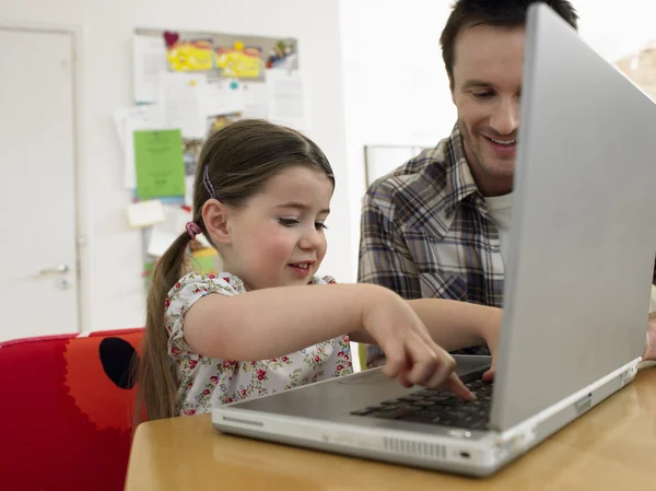 Far och flickan med Laptop — Stockfoto