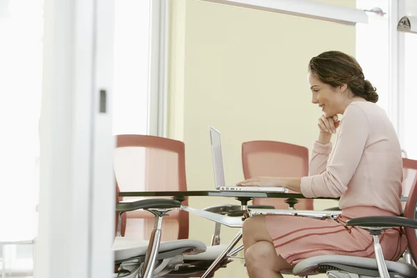 Empresaria usando laptop — Foto de Stock